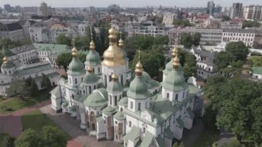 Kyiv 'in mimarisi. Ukrayna: Kyiv 'deki Aziz Sophias Katedrali. Hava görüntüsü, ağır çekim, düz, gri
