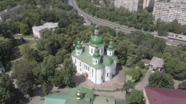 Kyiv 'in mimarisi. Ukrayna: Kyiv 'deki Aziz Cyril Kilisesi. Ukrayna. Hava görüntüsü. Ağır çekim, düz, gri