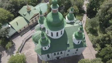 Kyiv 'in mimarisi. Ukrayna: Kyiv 'deki Aziz Cyril Kilisesi. Ukrayna. Hava görüntüsü. Ağır çekim, düz, gri