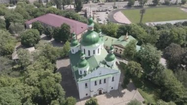 Kyiv 'in mimarisi. Ukrayna: Kyiv 'deki Aziz Cyril Kilisesi. Ukrayna. Hava görüntüsü. Ağır çekim, düz, gri