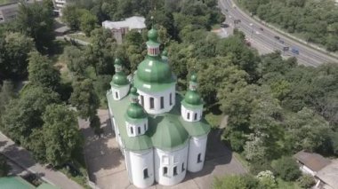Kyiv 'in mimarisi. Ukrayna: Kyiv 'deki Aziz Cyril Kilisesi. Ukrayna. Hava görüntüsü. Ağır çekim, düz, gri