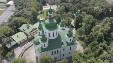 Kyiv 'in mimarisi. Ukrayna: Kyiv 'deki Aziz Cyril Kilisesi. Ukrayna. Hava görüntüsü. Ağır çekim, düz, gri