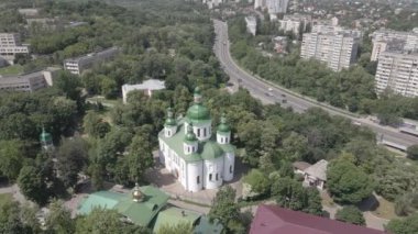 Kyiv 'in mimarisi. Ukrayna: Kyiv 'deki Aziz Cyril Kilisesi. Ukrayna. Hava görüntüsü. Ağır çekim, düz, gri
