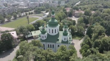 Kyiv 'in mimarisi. Ukrayna: Kyiv 'deki Aziz Cyril Kilisesi. Ukrayna. Hava görüntüsü. Ağır çekim, düz, gri