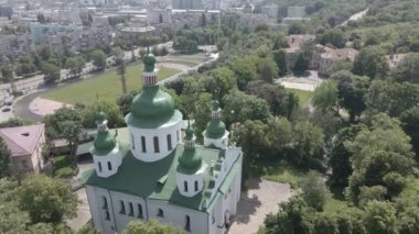 Kyiv 'in mimarisi. Ukrayna: Kyiv 'deki Aziz Cyril Kilisesi. Ukrayna. Hava görüntüsü. Ağır çekim, düz, gri
