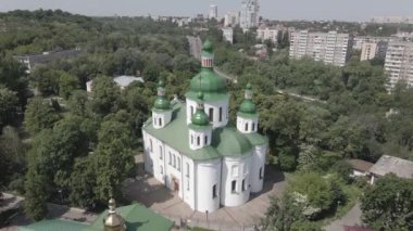 Kyiv 'in mimarisi. Ukrayna: Kyiv 'deki Aziz Cyril Kilisesi. Ukrayna. Hava görüntüsü. Ağır çekim, düz, gri