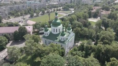 Kyiv 'in mimarisi. Ukrayna: Kyiv 'deki Aziz Cyril Kilisesi. Ukrayna. Hava görüntüsü. Ağır çekim, düz, gri