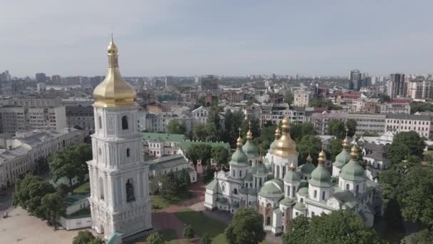 De architectuur van Kiev. Oekraïne: Kathedraal van Saint Sophias in Kiev. Luchtfoto, slow motion, vlak, grijs — Stockvideo