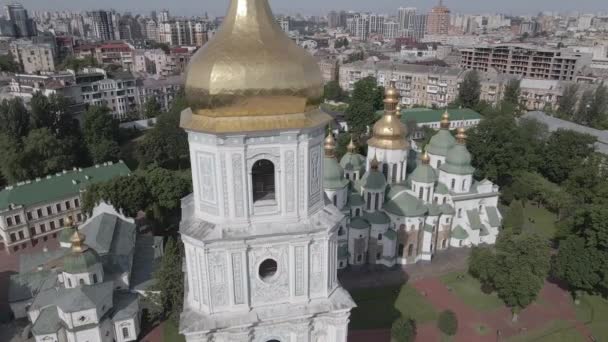 La arquitectura de Kiev. Ucrania: Catedral de Santa Sofía en Kiev. Vista aérea, cámara lenta, plana, gris — Vídeo de stock