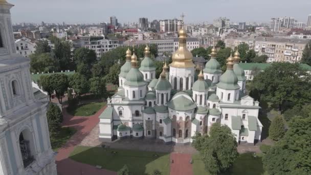 L'architettura di Kiev. Ucraina: Cattedrale di Santa Sofia a Kiev. Vista aerea, rallentatore, piatto, grigio — Video Stock