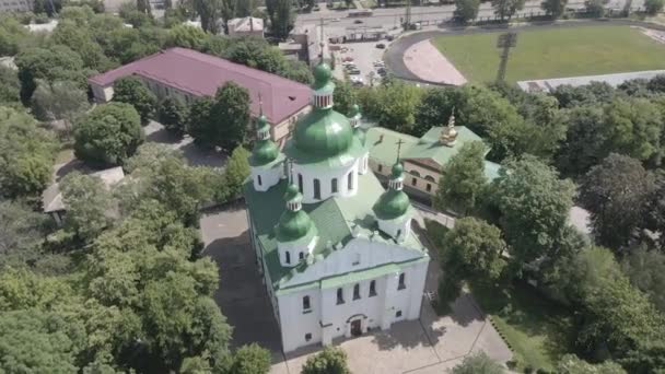 キエフの建築。ウクライナ:キエフの聖シリル教会。ウクライナだ。空中展望。スローモーション,フラット,グレー — ストック動画