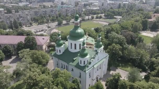 De architectuur van Kiev. Oekraïne: St. Cyril kerk in Kiev. Oekraïne. Luchtfoto 's. Langzame beweging, vlak, grijs — Stockvideo
