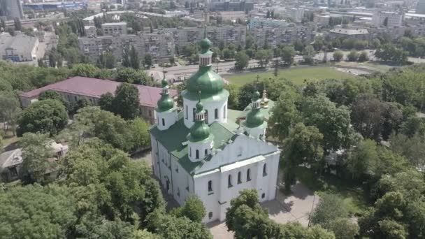 De architectuur van Kiev. Oekraïne: St. Cyril kerk in Kiev. Oekraïne. Luchtfoto 's. Langzame beweging, vlak, grijs — Stockvideo