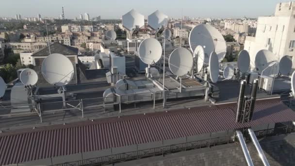 Antenas redondas de TV satelital en la azotea del edificio. Aérea. Kiev, Ucrania. Plano, gris — Vídeos de Stock