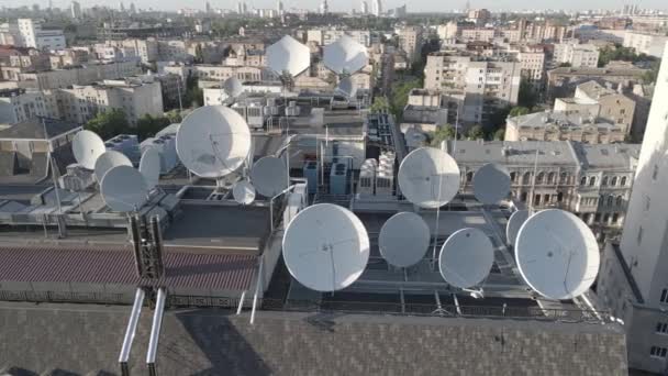 Antennes de télévision par satellite rondes sur le toit du bâtiment. Aérien. Kiev, Ukraine. Plat, gris — Video