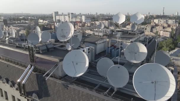 Antenas redondas de TV satelital en la azotea del edificio. Aérea. Kiev, Ucrania. Plano, gris — Vídeos de Stock