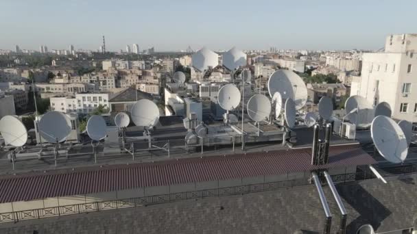 Runde Satelliten-TV-Antennen auf dem Dach des Gebäudes. Antenne. Kiew, Ukraine. Flach, grau — Stockvideo