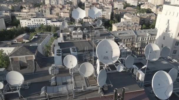 Antenas redondas de TV satelital en la azotea del edificio. Aérea. Kiev, Ucrania. Plano, gris — Vídeos de Stock