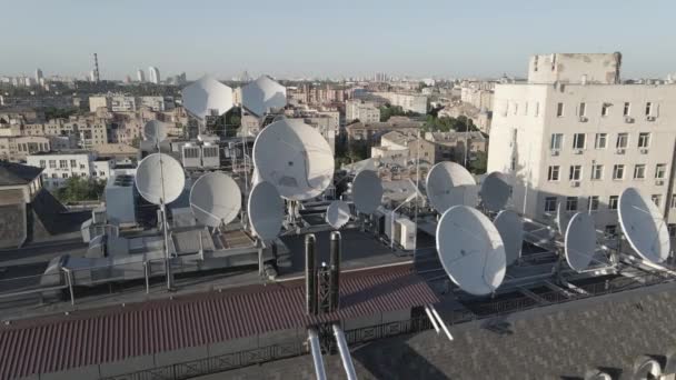 Antenas de TV por satélite redondas no telhado do edifício. Aéreo. Kiev, Ucrânia. Plano, cinzento — Vídeo de Stock