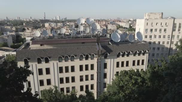 Runda satellit-TV-antenner på taket av byggnaden. Flygplan. Kiev, Ukraina. Platt, grå — Stockvideo