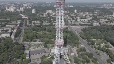 Kyiv 'in mimarisi. Ukrayna: TV kulesi. Hava görüntüsü. Ağır çekim, düz, gri