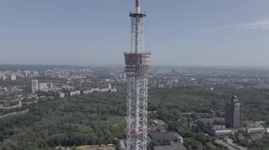 Kyiv 'in mimarisi. Ukrayna: TV kulesi. Hava görüntüsü. Ağır çekim, düz, gri