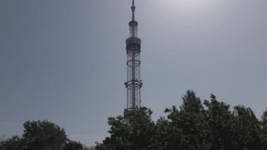 Kyiv 'in mimarisi. Ukrayna: TV kulesi. Hava görüntüsü. Ağır çekim, düz, gri
