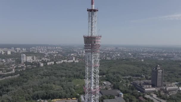 L'architecture de Kiev. Ukraine : Tour de télévision. Vue aérienne. Mouvement lent, plat, gris — Video
