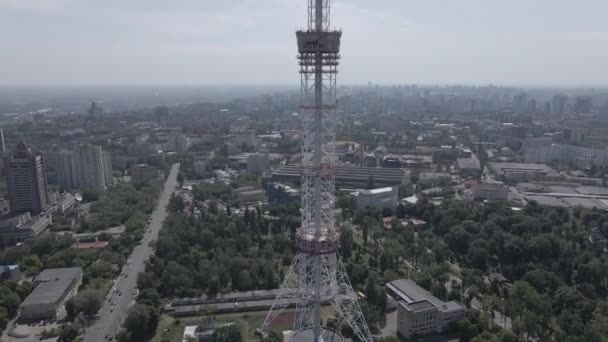 A arquitetura de Kiev. Ucrânia: torre de TV. Vista aérea. Movimento lento, plano, cinza — Vídeo de Stock