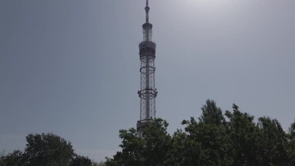 A arquitetura de Kiev. Ucrânia: torre de TV. Vista aérea. Movimento lento, plano, cinza — Vídeo de Stock