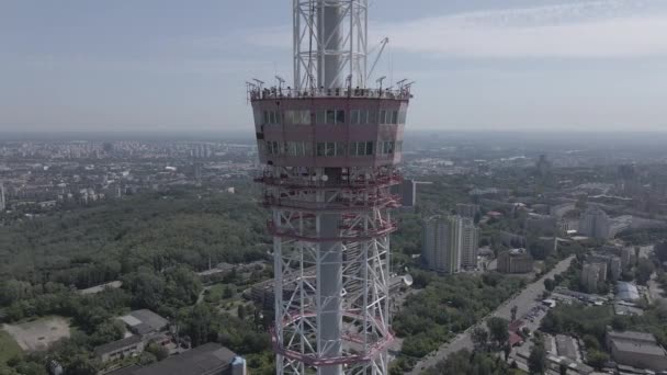 Kiev-arkitekturen. Ukraina: TV-torn. Flygfoto. Långsamma rörelser, flata, grå — Stockvideo