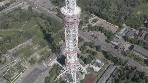 Arsitektur Kyiv. Ukraina: Menara TV. Pemandangan udara. Lambat gerak, datar, abu-abu — Stok Video