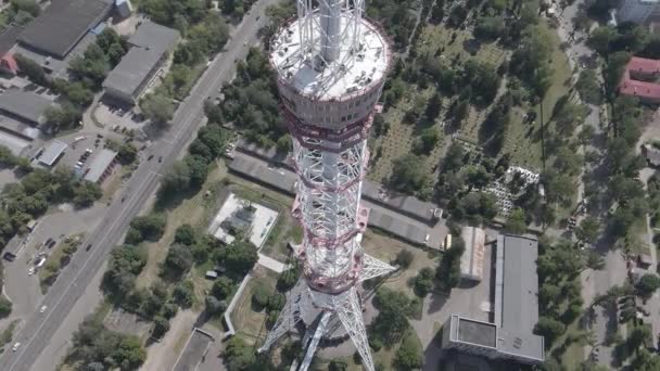 La arquitectura de Kiev. Ucrania: torre de televisión. Vista aérea. Movimiento lento, plano, gris — Vídeos de Stock