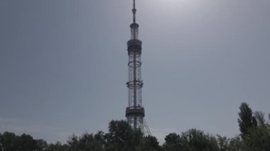 Kyiv 'in mimarisi. Ukrayna: TV kulesi. Hava görüntüsü. Ağır çekim, düz, gri