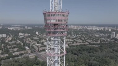 Kyiv 'in mimarisi. Ukrayna: TV kulesi. Hava görüntüsü. Ağır çekim, düz, gri