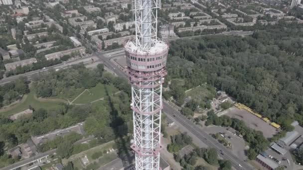 De architectuur van Kiev. Oekraïne: tv-toren. Luchtfoto 's. Langzame beweging, vlak, grijs — Stockvideo