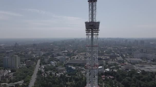 A arquitetura de Kiev. Ucrânia: torre de TV. Vista aérea. Movimento lento, plano, cinza — Vídeo de Stock