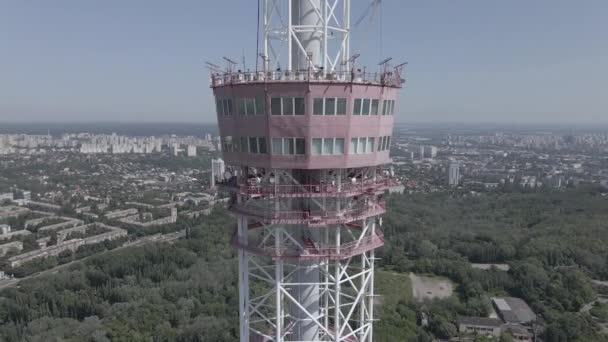 L'architettura di Kiev. Ucraina: torre TV. Vista aerea. Rallentatore, piatto, grigio — Video Stock
