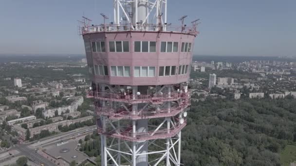 Architektura Kijowa. Ukraina: wieża telewizyjna. Widok z lotu ptaka. Wolny ruch, płaski, szary — Wideo stockowe