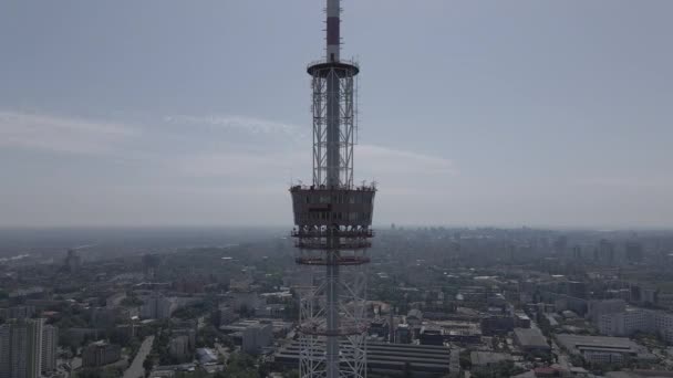 Die Architektur von Kiew. Ukraine: Fernsehturm. Luftaufnahme. Zeitlupe, flach, grau — Stockvideo