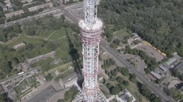 La arquitectura de Kiev. Ucrania: torre de televisión. Vista aérea. Movimiento lento, plano, gris — Vídeo de stock