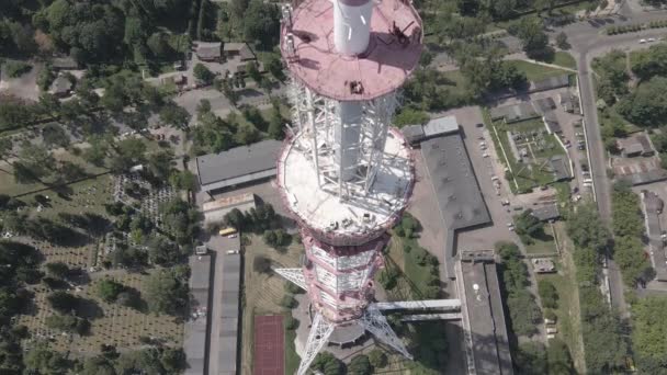 L'architettura di Kiev. Ucraina: torre TV. Vista aerea. Rallentatore, piatto, grigio — Video Stock