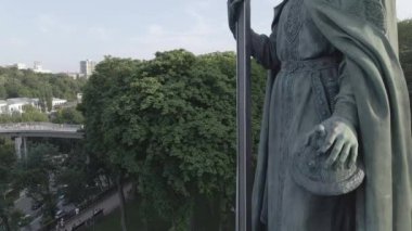 Kyiv 'in mimarisi. Ukrayna: Büyük Volodymyr Anıtı. Hava görüntüsü, ağır çekim, düz, gri