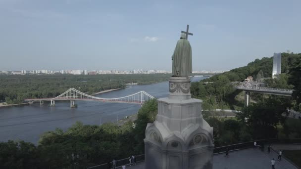 La arquitectura de Kiev. Ucrania: Monumento a Volodymyr el Grande. Vista aérea, cámara lenta, plana, gris — Vídeos de Stock