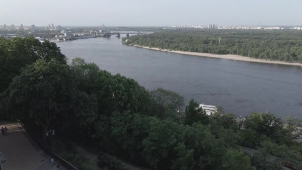 Kyiv 의 건축. 우크라이나: 볼 로디 미르 대제에게 바치는 기념물. 공중에서 보기, 느린 동작, 납작 한 회색 — 비디오