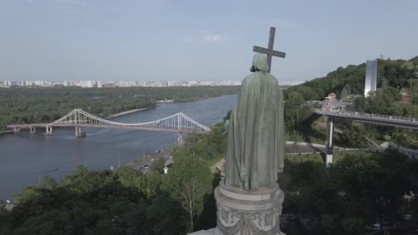 A arquitetura de Kiev. Ucrânia: Monumento a Volodymyr, o Grande. Vista aérea, câmera lenta, plano, cinza — Vídeo de Stock