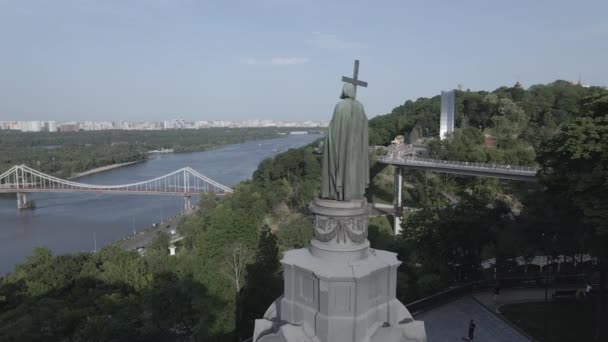 A arquitetura de Kiev. Ucrânia: Monumento a Volodymyr, o Grande. Vista aérea, câmera lenta, plano, cinza — Vídeo de Stock