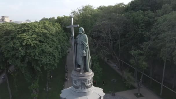 L'architettura di Kiev. Ucraina: Monumento a Volodymyr il Grande. Vista aerea, rallentatore, piatto, grigio — Video Stock