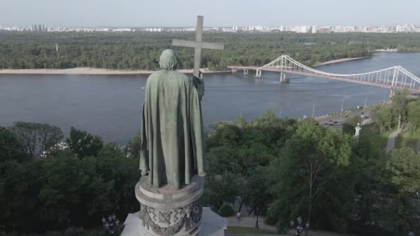 Architektura Kijowa. Ukraina: Pomnik Wołodymyra Wielkiego. Widok z lotu ptaka, zwolniony ruch, płaski, szary — Wideo stockowe