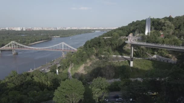 キエフの建築。ウクライナ:ヴォロディミール大王への記念碑。空中ビュー、スローモーション、フラット、グレー — ストック動画